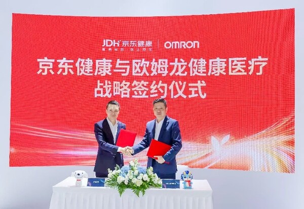 歐姆龍健康醫療（中國）有限公司董事·總經理陳禕曉先生（右），與京東集團SEC委員、京東健康CEO金恩林（左）簽署戰略合作
