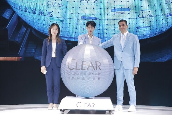 聯(lián)合利華大中華區(qū)總裁陳戈女士、聯(lián)合利華中國區(qū)頭發(fā)護理市場營銷負責人兼清揚品牌全球副總裁Elsharkawy Mohamed先生與清揚C護專研代言人羅云熙先生 共同點亮清揚頭皮學專研系列在上海美羅城大屏的全新廣告